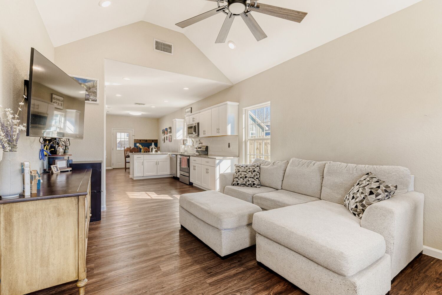 226 Spruce Avenue Luling, TX 78648 - Photo 5 of 29