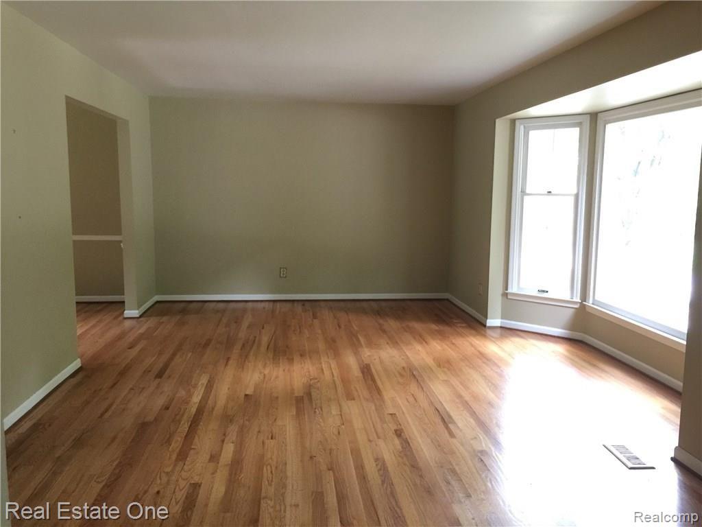 33789 Hunters Pointe Road Farmington Hills, MI 48331 - Photo 8 of 22