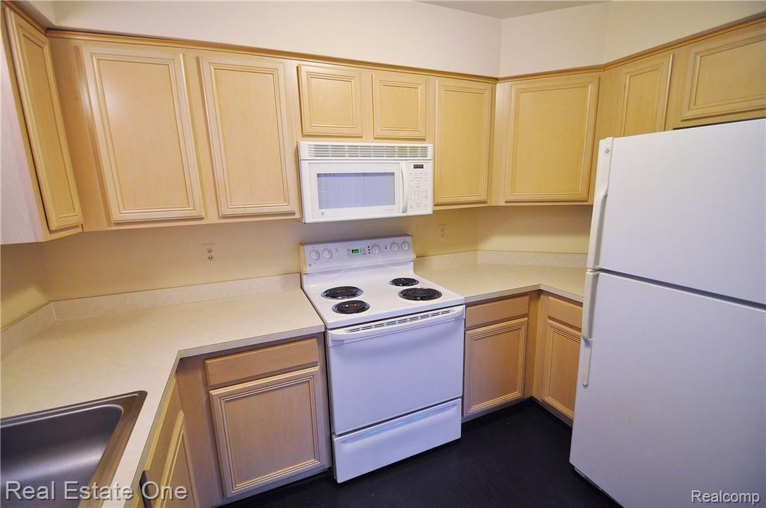 1638 River View Drive, Unit 41 Rochester, MI 48309 - Photo 14 of 31 17.JPG
