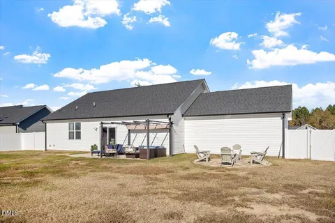 a view of a house with backyard