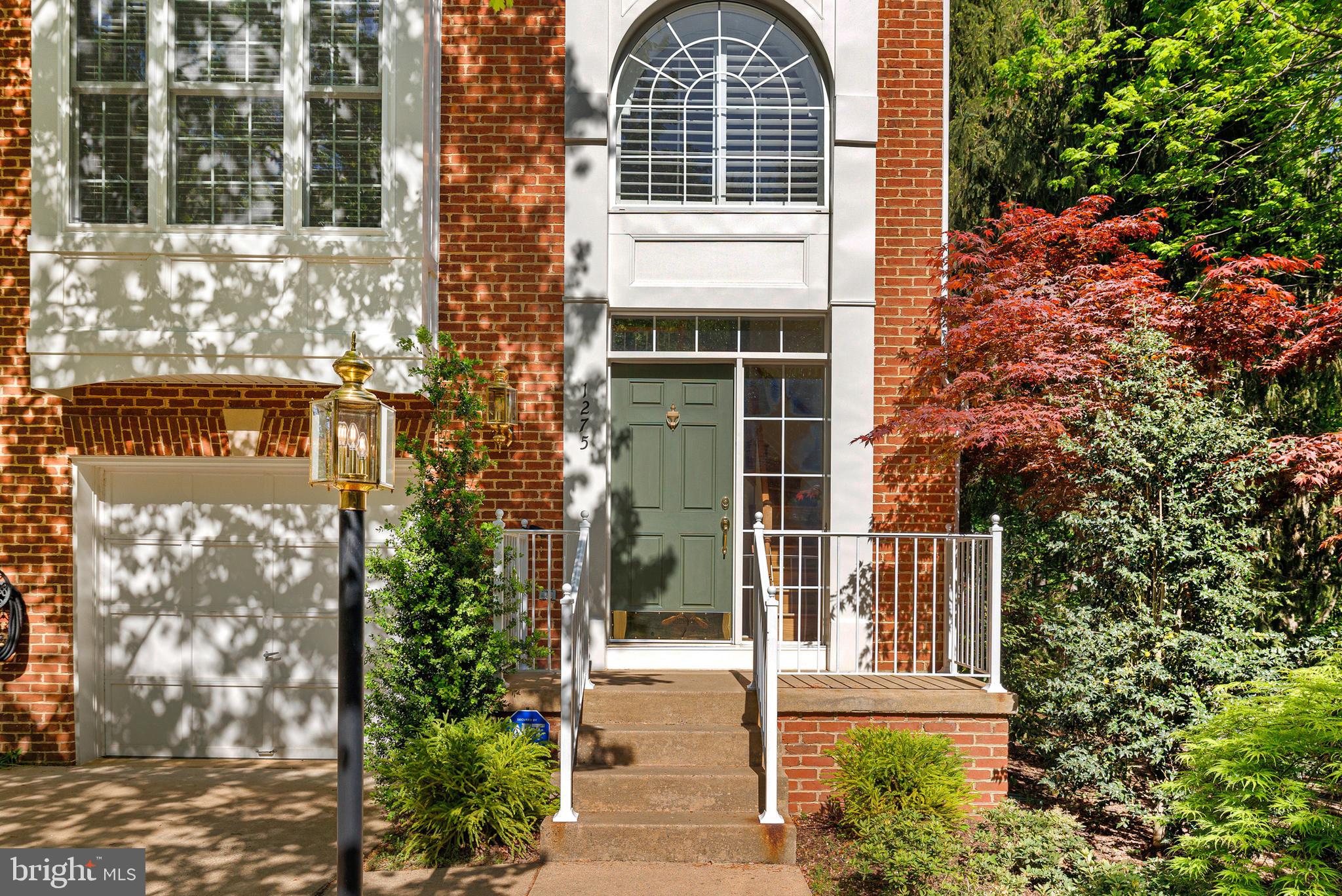 Bright & sunny, well maintained end-unit townhome