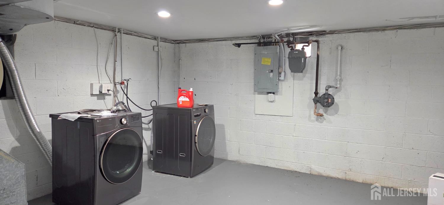 22 Oakbranch Road Cranbury, NJ 08512 - Photo 18 of 20 a bathroom with a washing machine and shower