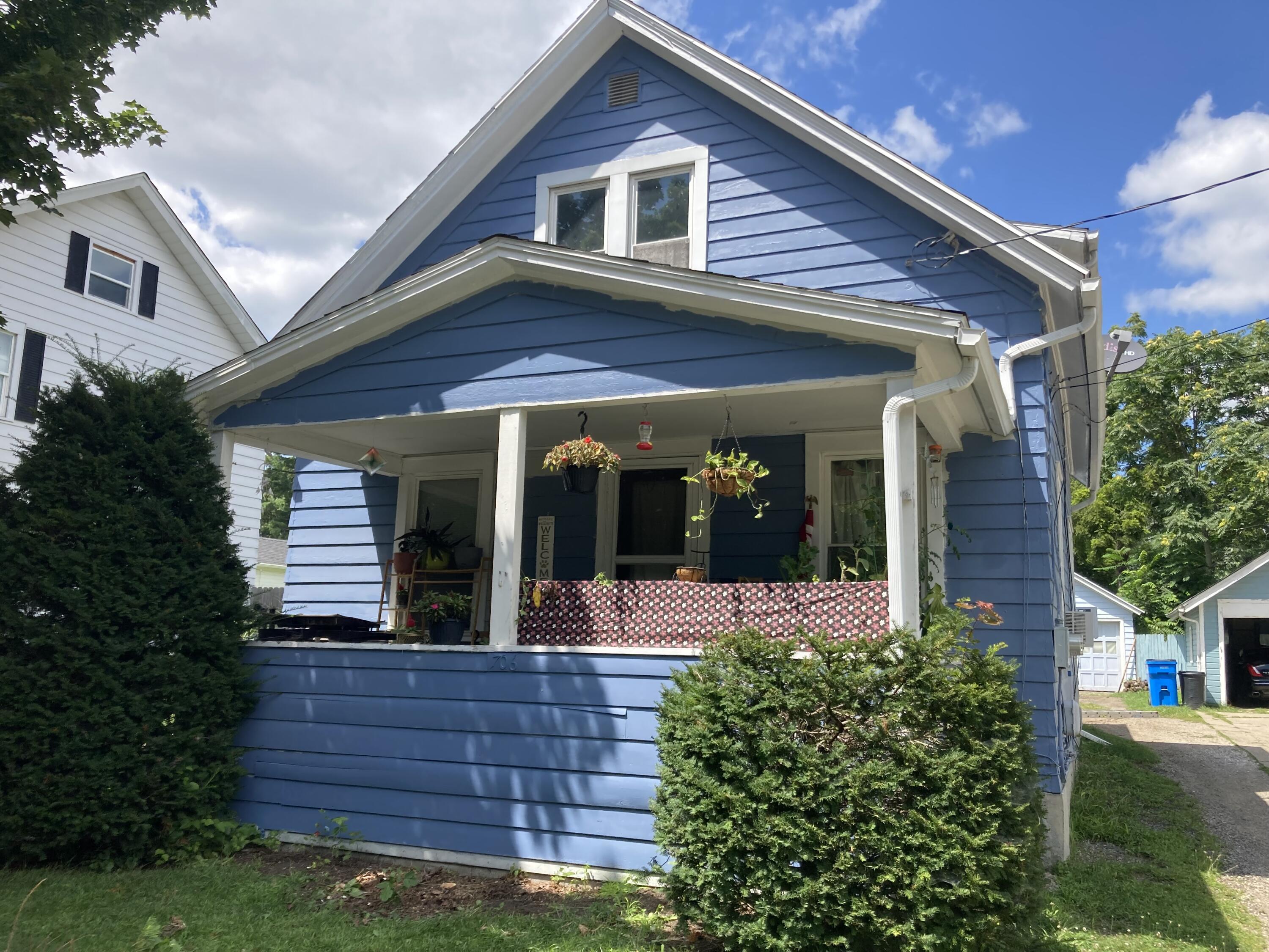 706 Webb Street Jackson, MI 49202 - Photo 1 of 16 IMG_2105