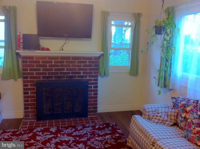 7727 Emerson Road Hyattsville, MD 20784 - Photo 8 of 18 Living Room