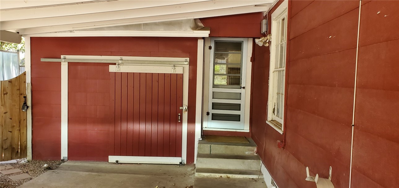 406 East Monroe Street, Unit A Austin, TX 78704 - Photo 5 of 35 a view of wooden door