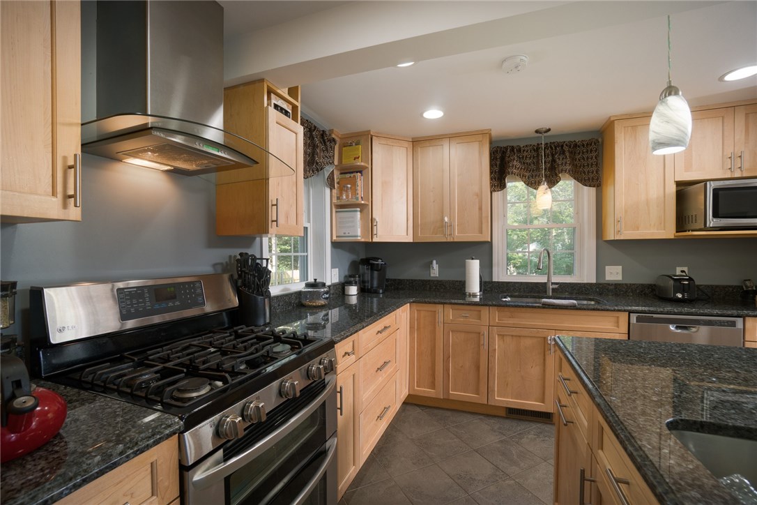 209 Log Road Smithfield, RI 02917 - Photo 15 of 37