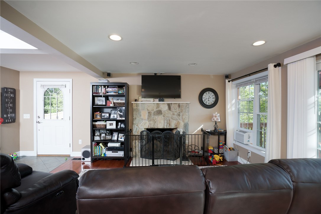 209 Log Road Smithfield, RI 02917 - Photo 20 of 37