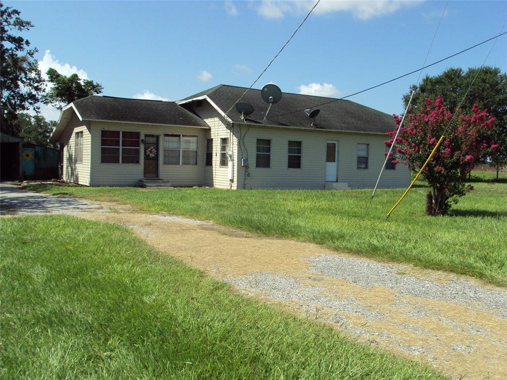 3807 Cason Road Plant City, FL 33566 - Photo 1 of 1 a front view of a house with a garden