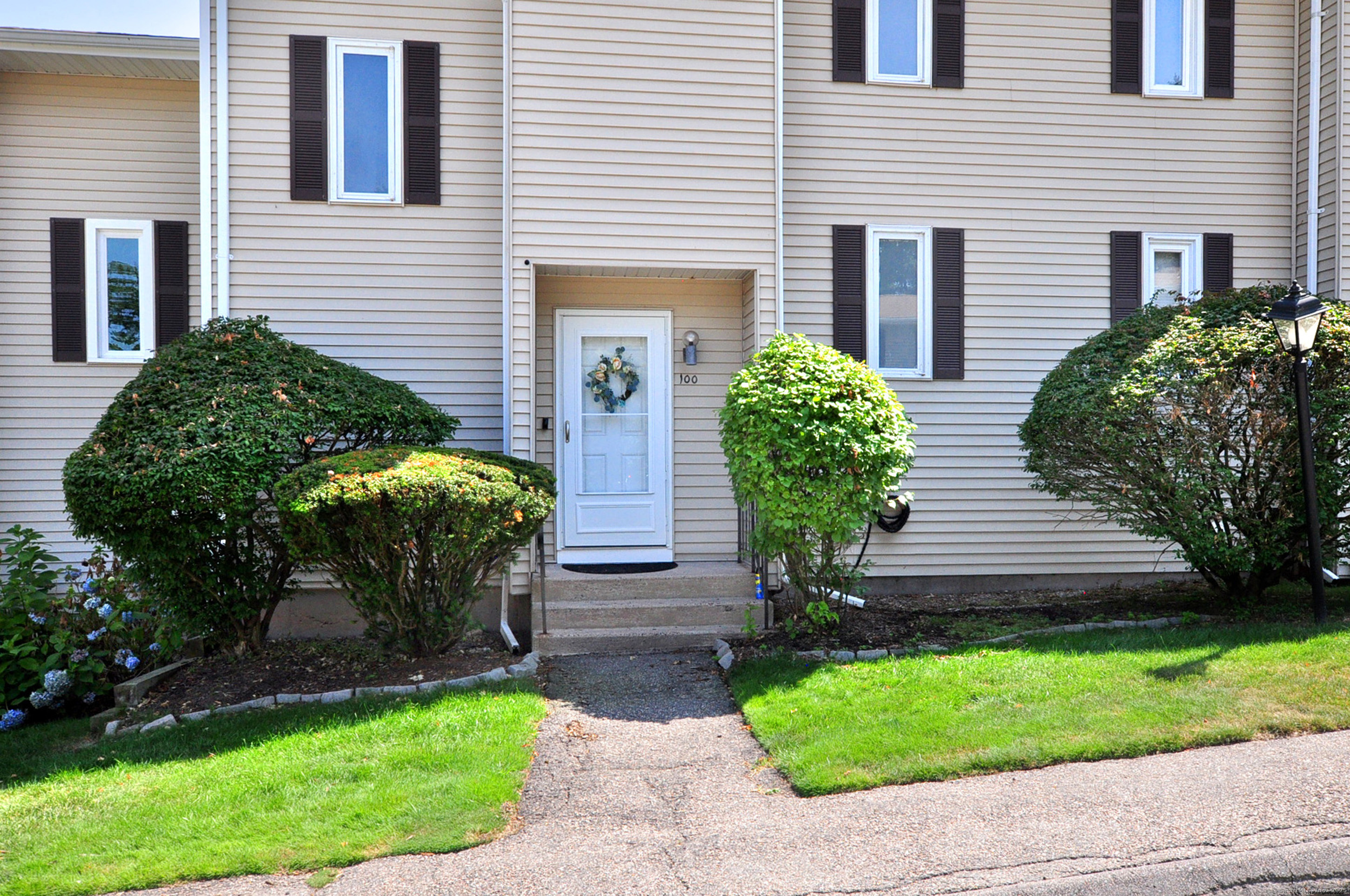 a view of a house with backyard and a garden