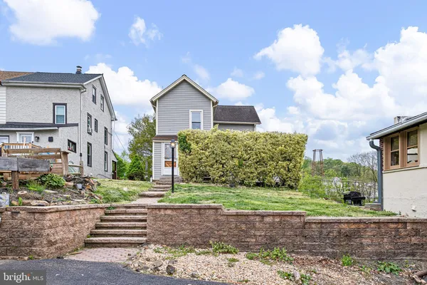 a view of a house with a yard