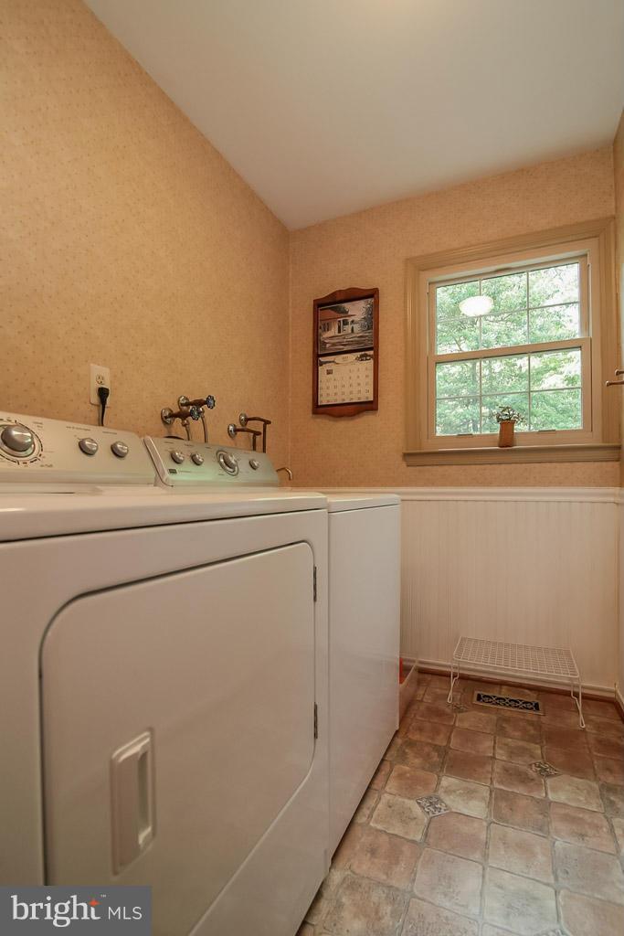 9913 Natick Road Burke, VA 22015 - Photo 14 of 30 Separate laundry -W
