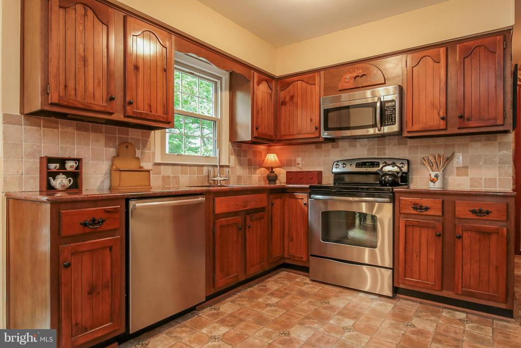 9913 Natick Road Burke, VA 22015 - Photo 6 of 30 Kitchen updated 2011-SS appli.,backsplash,lighting