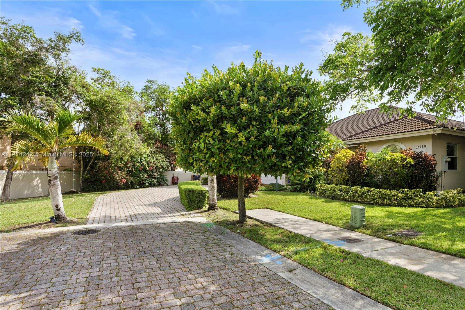 9339 Southwest 98th Place Miami, FL 33176 - Photo 4 of 33 Ample Driveway