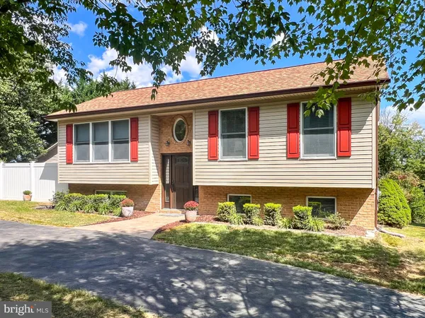 $405,000 | 268 Kestrel Drive, Falling Waters, WV 25419