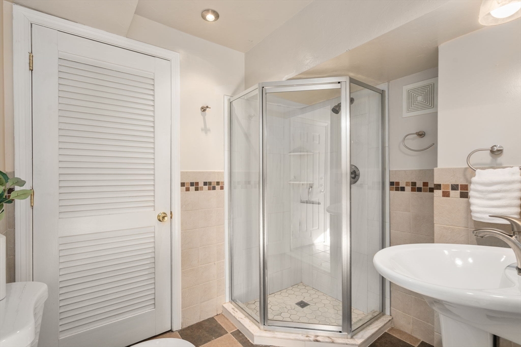 31 B Gates Road, Unit 22R Worcester, MA 01603 - Photo 23 of 29