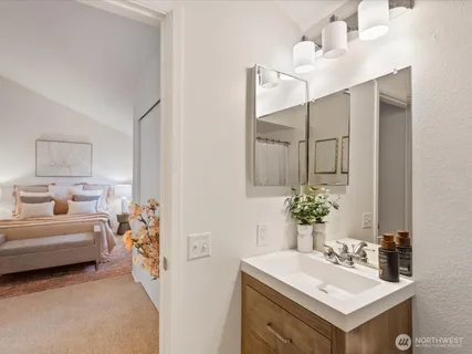 a en suite bathroom with a sink and a mirror
