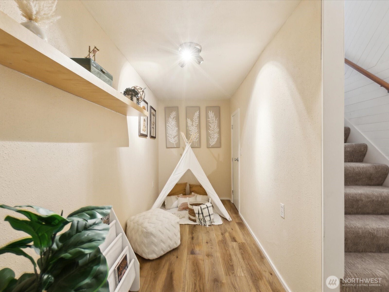 3506 108th Place Northeast, Unit 2 Bellevue, WA 98004 - Photo 33 of 39 a view of entryway with livingroom