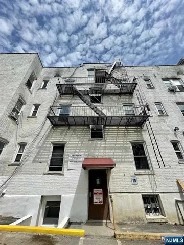 $1,675 | 197 Lafayette Place, Unit D3, Englewood, NJ 07631