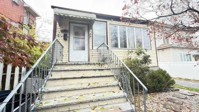 a view of entryway with a front door