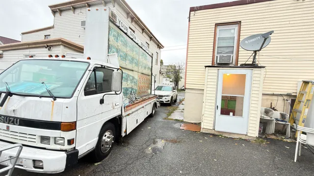 a view of a back yard
