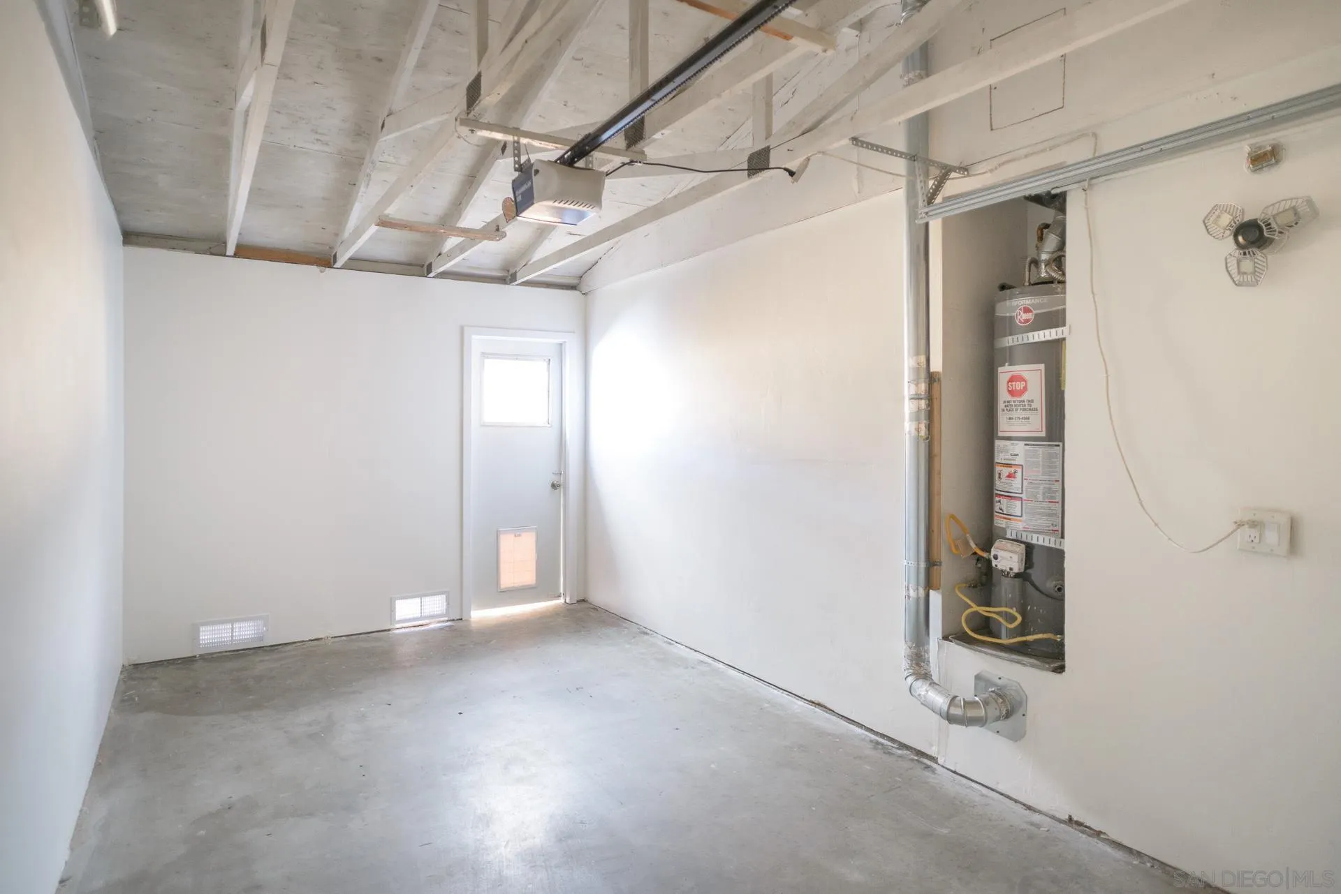 102 Magdalena Drive Oceanside, CA 92057 - Photo 35 of 48 en empty room with windows