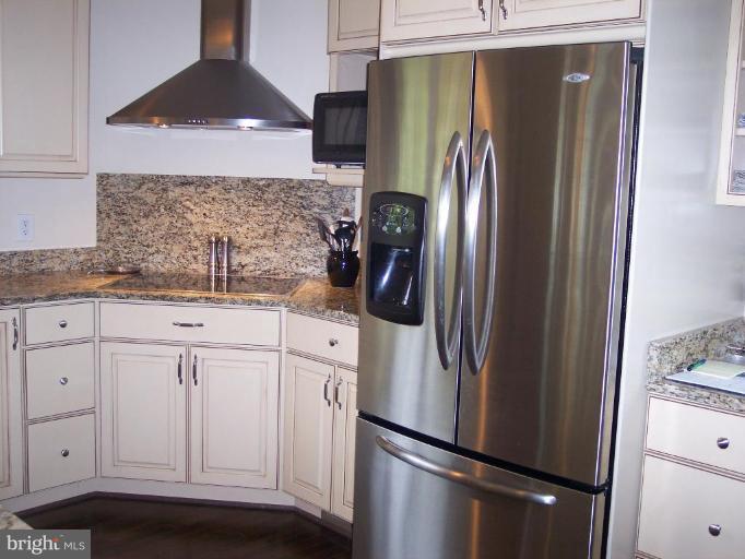 150 Cresston Road Arnold, MD 21012 - Photo 19 of 25 Top of the line stainless steal appl.& granite