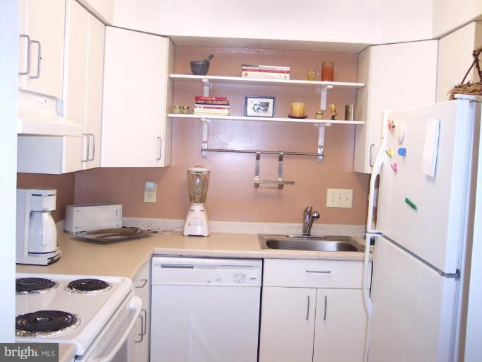 150 Cresston Road Arnold, MD 21012 - Photo 21 of 25 Complete kitchen w/lots of storage.