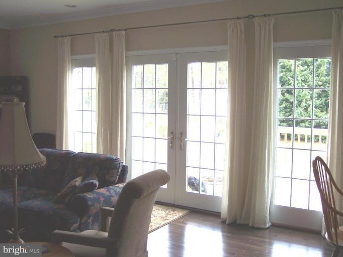 150 Cresston Road Arnold, MD 21012 - Photo 4 of 25 Sunny great rm opens to deck, yard & kitchen