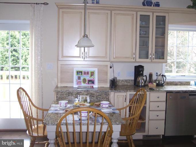150 Cresston Road Arnold, MD 21012 - Photo 5 of 25 Built-in granite kitchen table plus island & bar