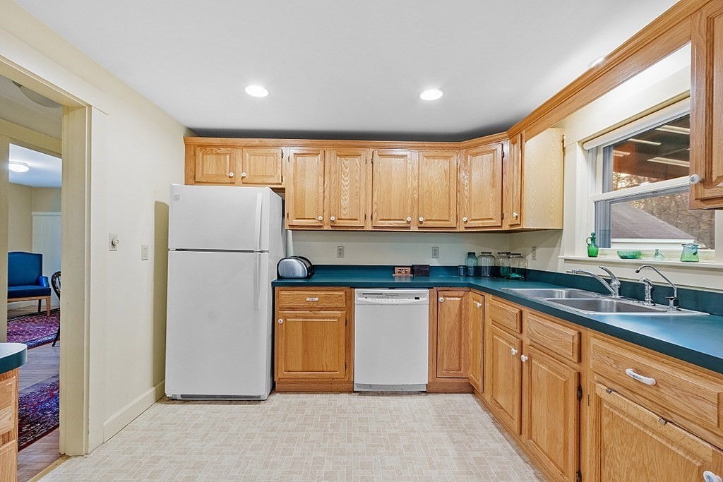 34 Parker Road Shirley, MA 01464 - Photo 18 of 33