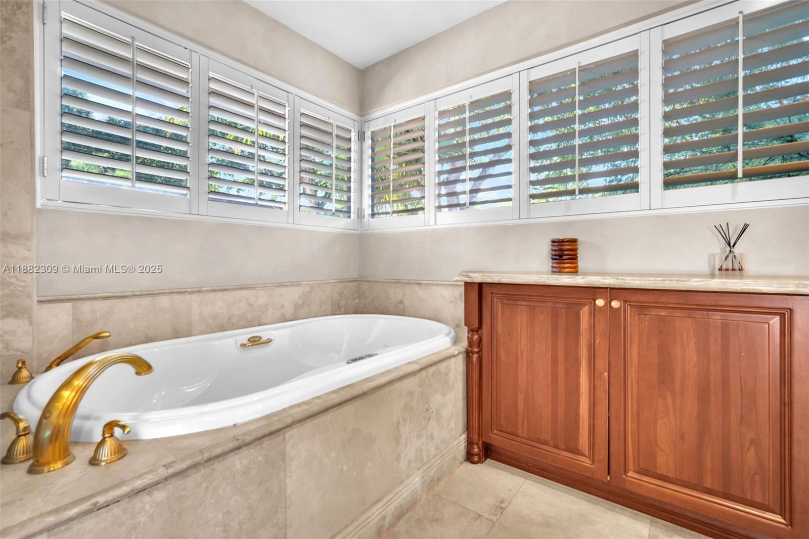 4401 Sanders Street Hollywood, FL 33021 - Photo 61 of 71 a bath tub sitting next to a window