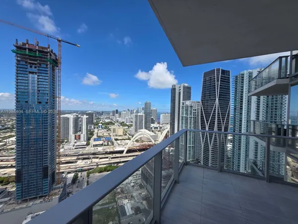 $5,300 | 851 Northeast 1st Avenue, Unit 4000, Miami, FL 33132