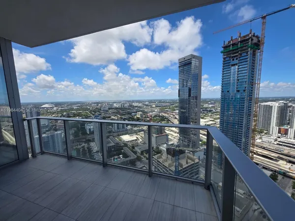 $5,300 | 851 Northeast 1st Avenue, Unit 4000, Miami, FL 33132