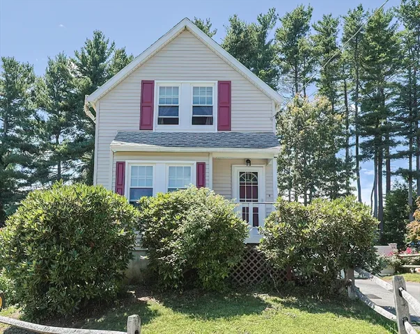 a view of a house with yard and plants