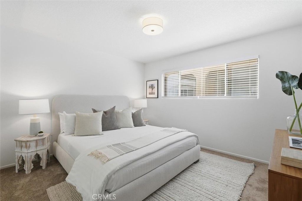 222 7th Street, Unit 202 Santa Monica, CA 90402 - Photo 21 of 41 a bedroom with a large bed and a window
