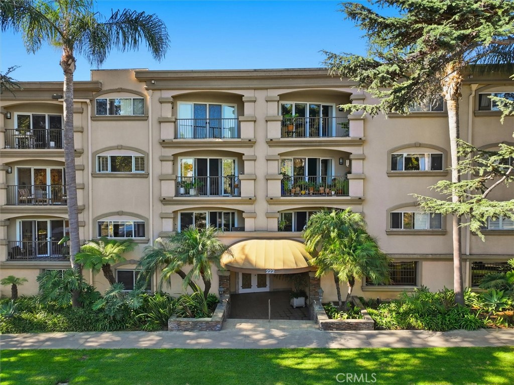 222 7th Street, Unit 202 Santa Monica, CA 90402 - Photo 33 of 41 a front view of house with yard and green space