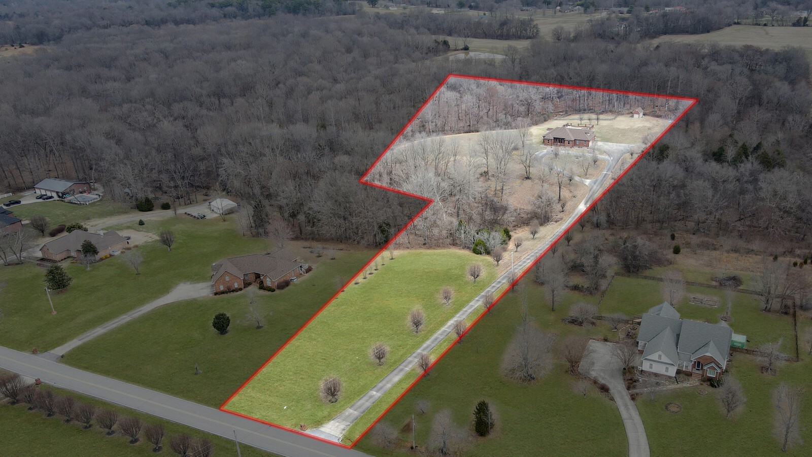 647 Mobley Road Clarksville, TN 37043 - Photo 5 of 69 a view of a bathtub in a bathroom