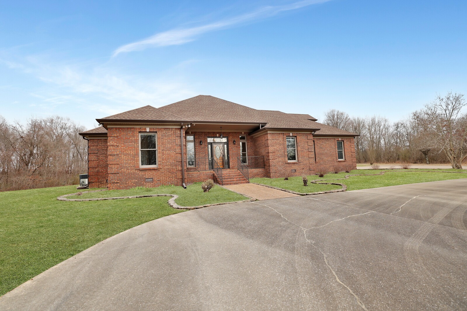 647 Mobley Road Clarksville, TN 37043 - Photo 6 of 69 a front view of a house with a yard