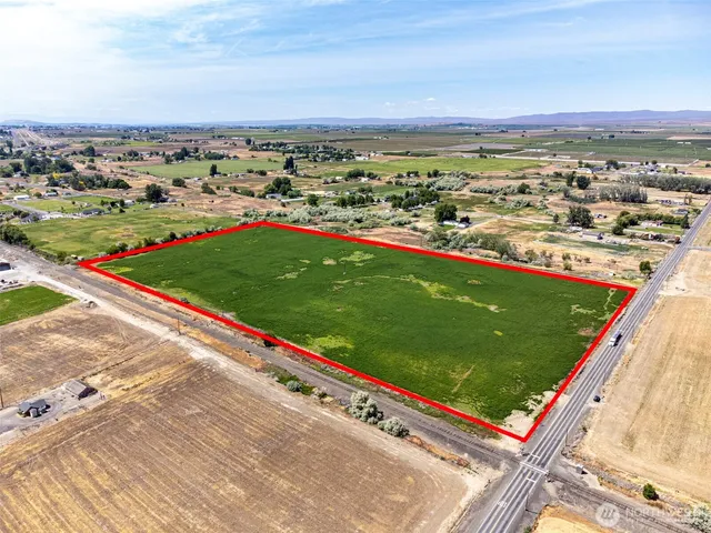 a view of a tennis court