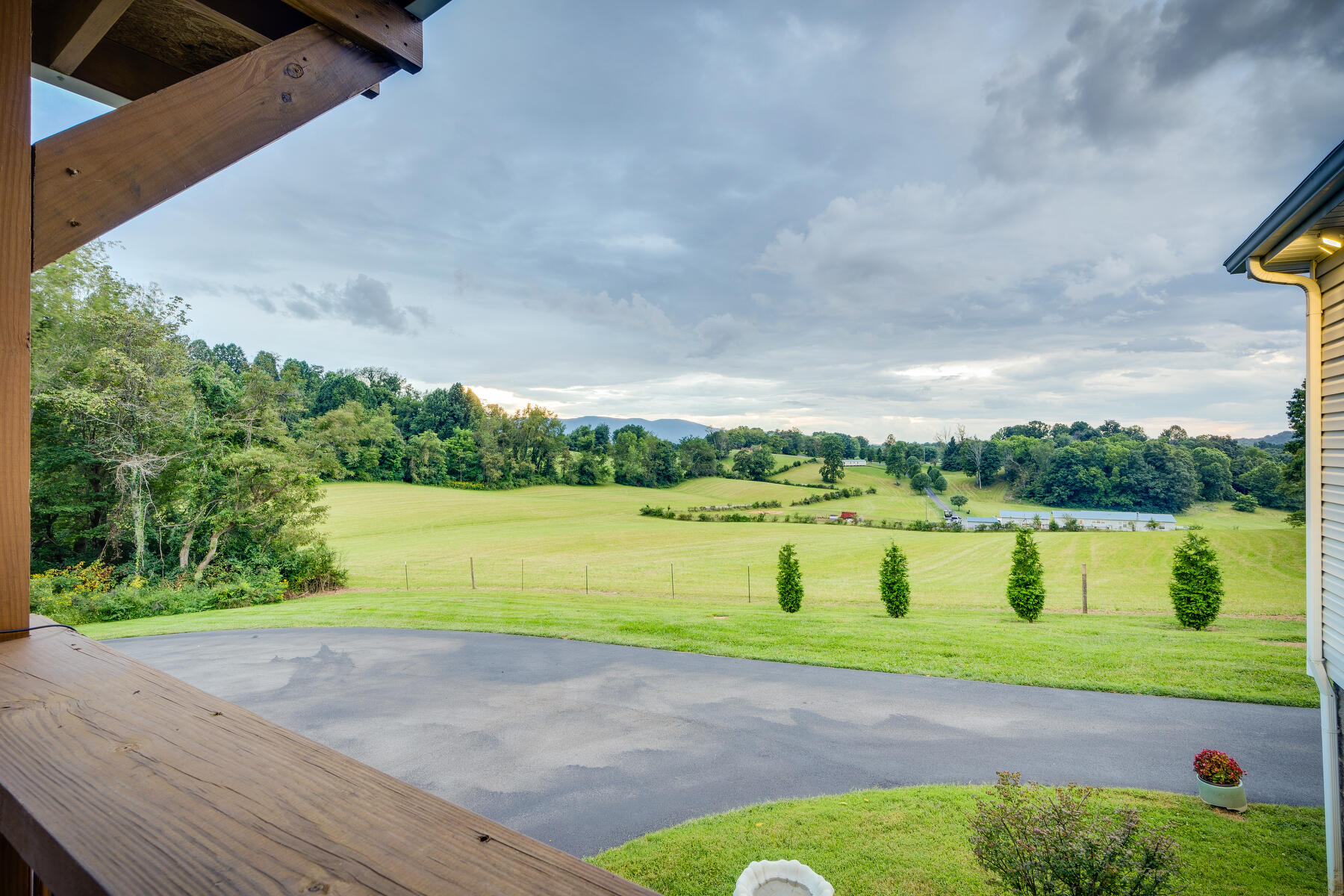 790 Henson Road Bristol, TN 37620 - Photo 5 of 46 006