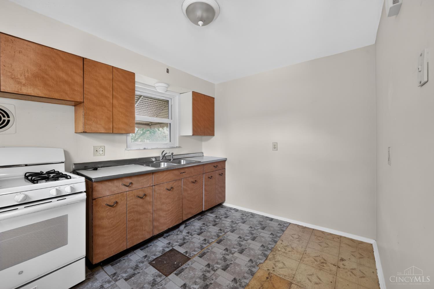 6633 Daly Road Cincinnati, OH 45224 - Photo 10 of 28