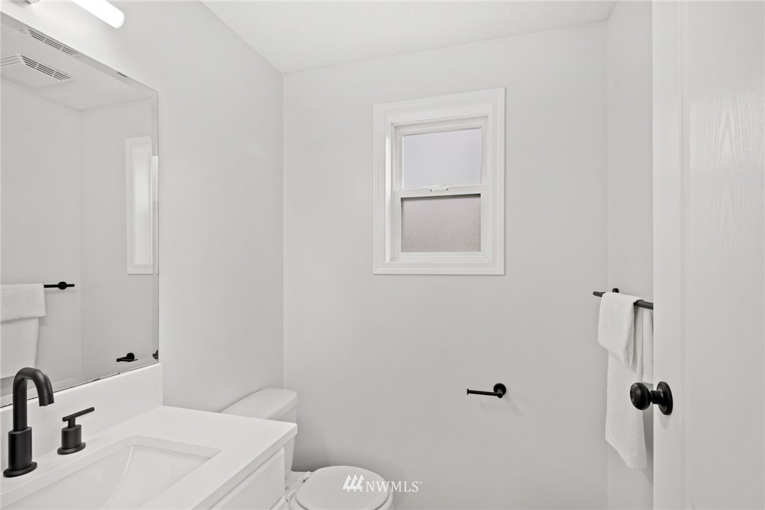 12423 10th Lane Southwest Burien, WA 98146 - Photo 4 of 26