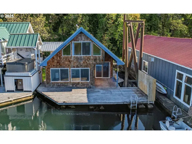 $400,000 | 903 South McLoughlin Boulevard, Unit C, Oregon City, OR 97045