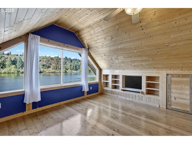 $400,000 | 903 South McLoughlin Boulevard, Unit C, Oregon City, OR 97045