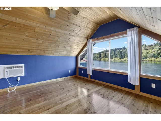 $400,000 | 903 South McLoughlin Boulevard, Unit C, Oregon City, OR 97045