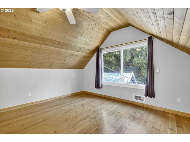 $400,000 | 903 South McLoughlin Boulevard, Unit C, Oregon City, OR 97045