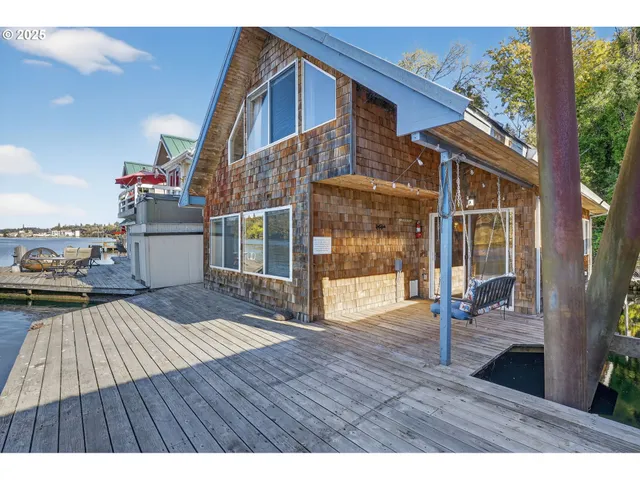 $400,000 | 903 South McLoughlin Boulevard, Unit C, Oregon City, OR 97045