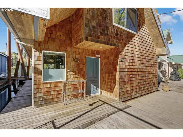 $400,000 | 903 South McLoughlin Boulevard, Unit C, Oregon City, OR 97045