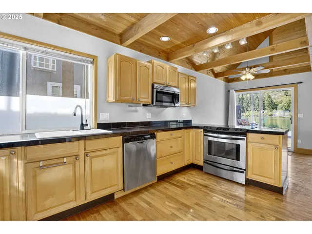 $400,000 | 903 South McLoughlin Boulevard, Unit C, Oregon City, OR 97045