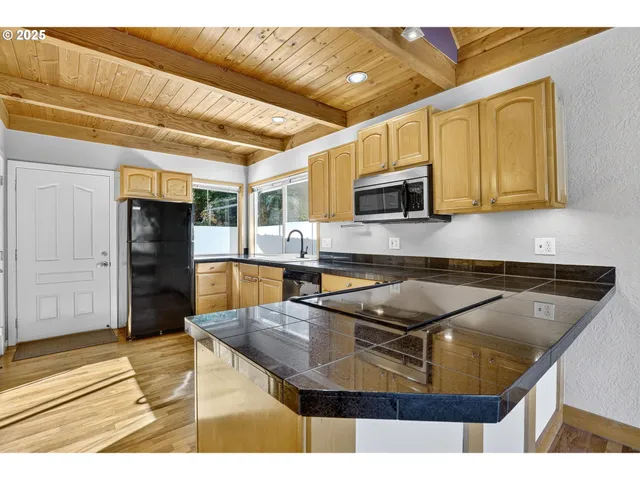 $400,000 | 903 South McLoughlin Boulevard, Unit C, Oregon City, OR 97045